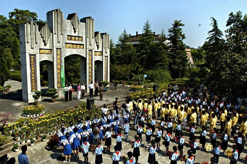 2005年8月15日，湖南省懷化市芷江侗族自治縣在芷江抗戰勝利受降坊舉行“緬懷先烈 倡導和平”大型紀念活動。 