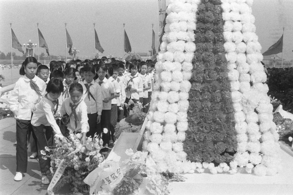 1985年，首都各界代表在天安門廣場人民英雄紀念碑前舉行獻花圈儀式，追念在抗日戰爭中犧牲的將士和死難同胞。這是海澱區少先隊員在敬獻花圈。