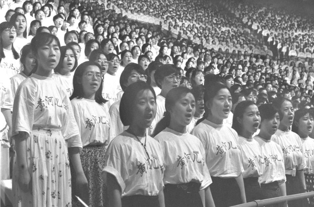 1995年，56所首都高校的1萬名大學生在北京首都體育館參加紀念中國人民抗日戰爭勝利50周年首都大學生《黃河大合唱》萬人演唱會。