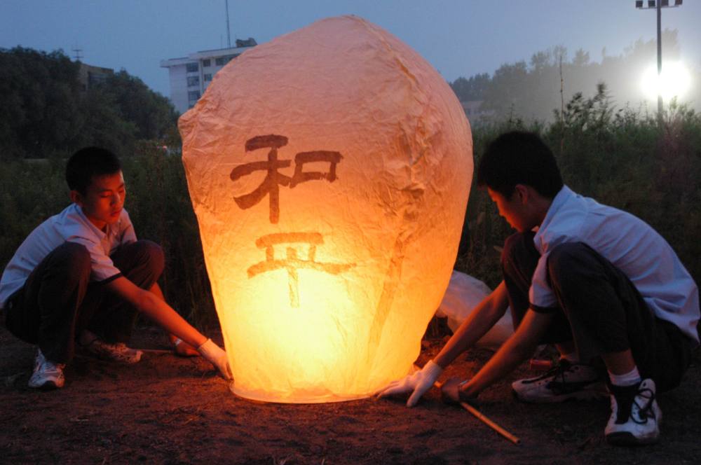 2005年8月15日，近萬名各界群眾聚集在哈爾濱市平房區侵華日軍第七三一部隊罪証陳列館，舉行祈禱和平活動。這是市民點燃孔明燈。