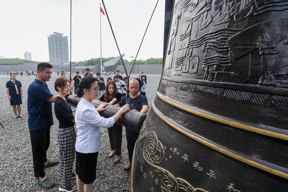 2023年8月15日，南京大屠殺幸存者后代代表在侵華日軍南京大屠殺遇難同胞紀念館公祭廣場撞響和平大鐘，祈福和平。
