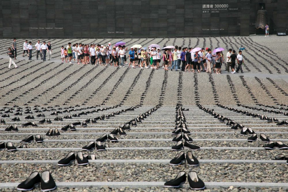 2010年8月15日，在侵華日軍南京大屠殺遇難同胞紀念館的和平公園，6830雙布鞋被整齊擺放，紀念在日本遇害的中國勞工。 