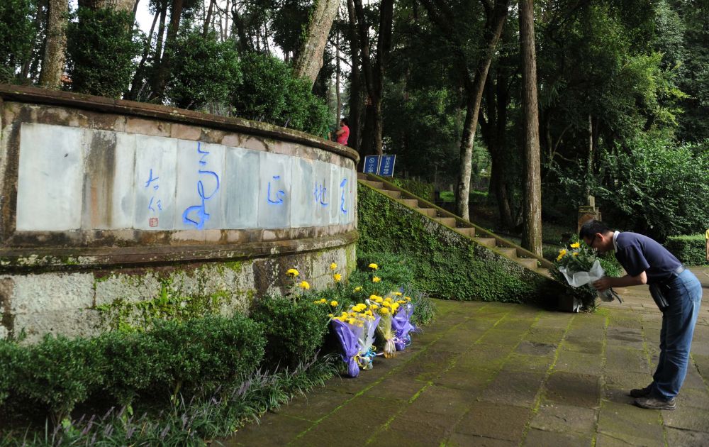 2012年8月15日，雲南騰沖各地群眾前往“國殤墓園”和“騰沖滇西抗戰博物館”等愛國主義教育基地，祭奠抗戰先烈。這是一位市民在“國殤墓園”緬懷英烈。 