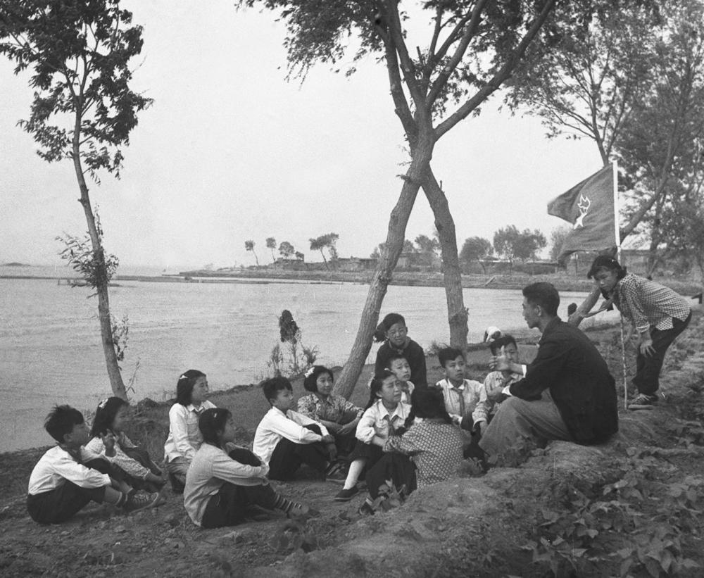 1955年，在河北白洋澱，新安小學的少先隊員們聽曾擔任過抗戰時期兒童團團長的陳殿元講抗戰故事。