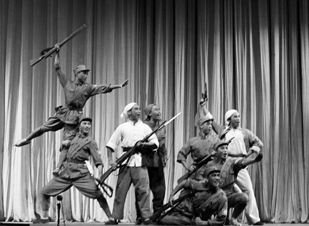 1965年，在北京舉行的紀念偉大抗日戰爭勝利20周年演出音樂會上，中國歌劇舞劇院演員表演《牛永貴負傷》，反映抗日戰爭中血肉相連的軍民關系。