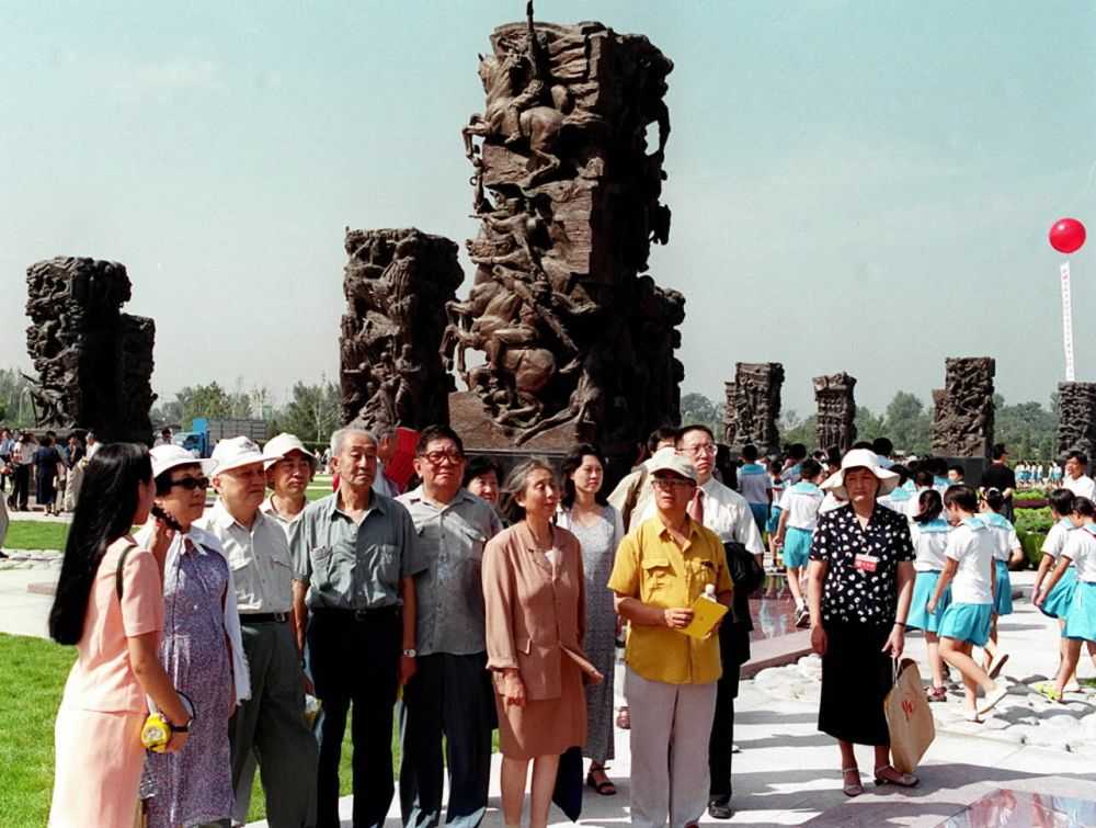 2000年8月15日，北京各界群眾4000多人在剛落成的中國人民抗日戰爭紀念雕塑園隆重集會，紀念中國人民抗日戰爭勝利55周年。