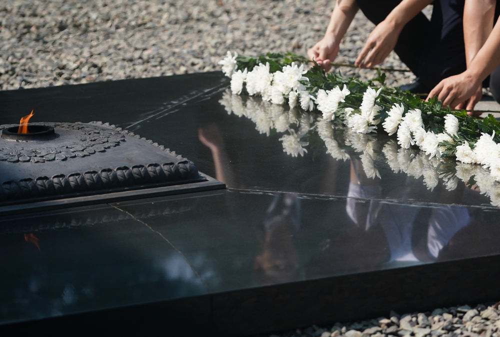 2019年8月15日，人們在侵華日軍南京大屠殺遇難同胞紀念館悼念遇難者。