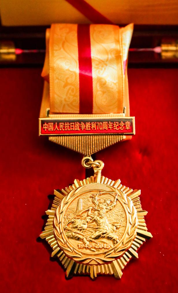 这是8月7日在德国海德堡约翰·拉贝交流中心拍摄的“中国人民抗日战争胜利70周年”纪念章。新华社记者 张帆 摄