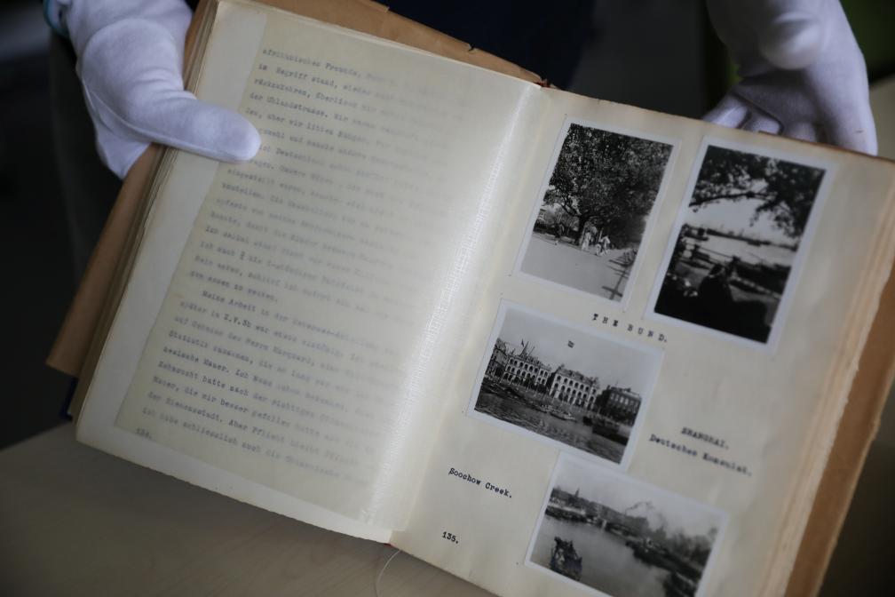 7月30日，在位于德国柏林的西门子历史档案馆，历史学家埃瓦尔德·布勒歇尔展示《拉贝日记》部分原件。新华社记者 杜哲宇 摄