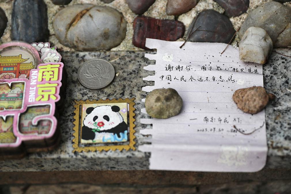 这是8月7日在德国柏林约翰·拉贝墓前拍摄的凭吊者留下的纸条。新华社记者 杜哲宇 摄