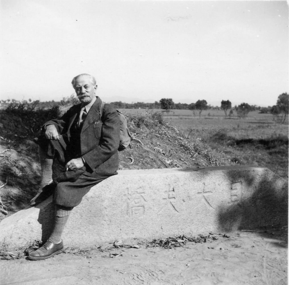 贝熙业在“贝大夫桥”前留影。（中共北京市海淀区委宣传部供图）