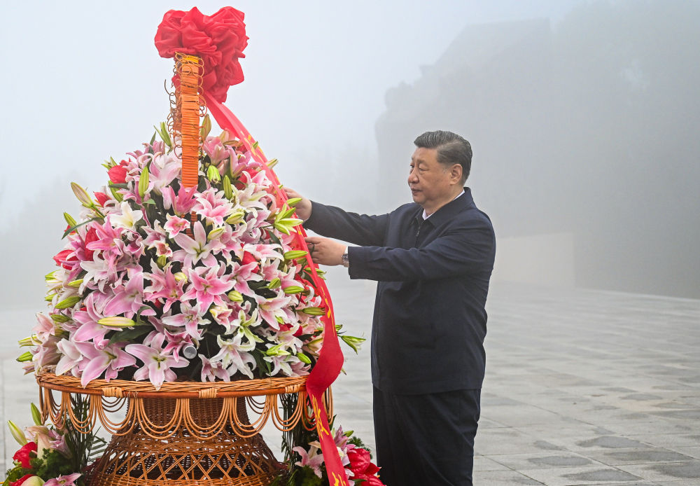2025年7月，習近平總書記在百團大戰紀念碑廣場，向八路軍烈士敬獻花籃。新華社記者 謝環馳 攝
