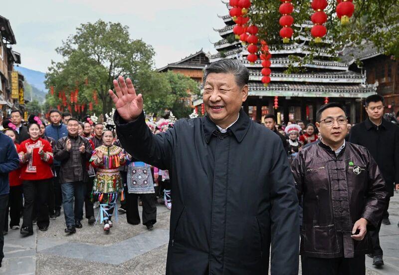   △2025年3月17日，習近平總書記在貴州黔東南州黎平縣肇興侗寨考察結束時，同鄉親們揮手道別。