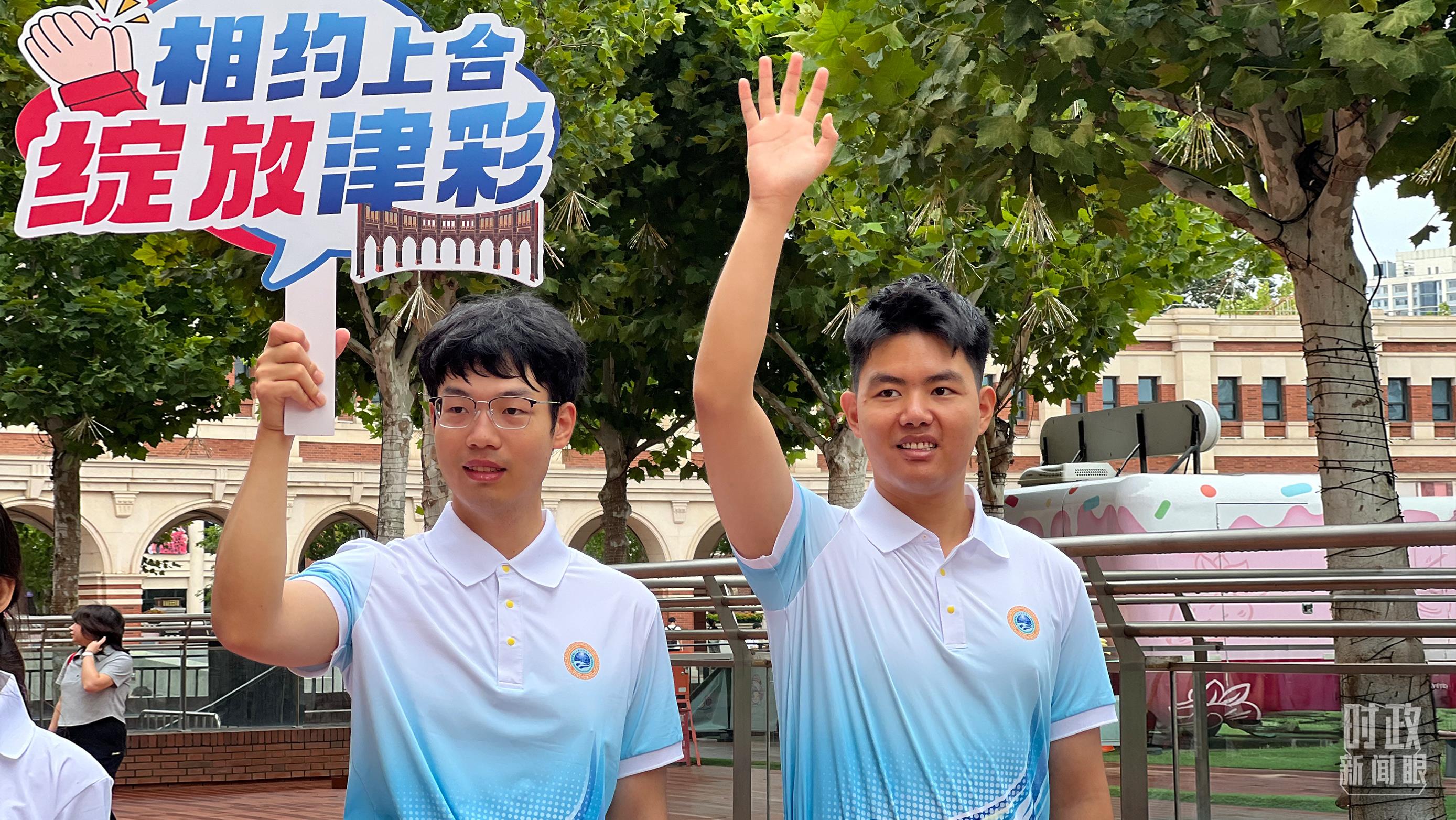 △天津街頭，上合組織峰會志願者。（總台央視記者李煒拍攝）