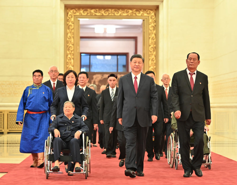 2021年6月，“七一勛章”頒授儀式隆重舉行。習近平總書記同“七一勛章”獲得者一同步入人民大會堂金色大廳。新華社記者 李濤 攝