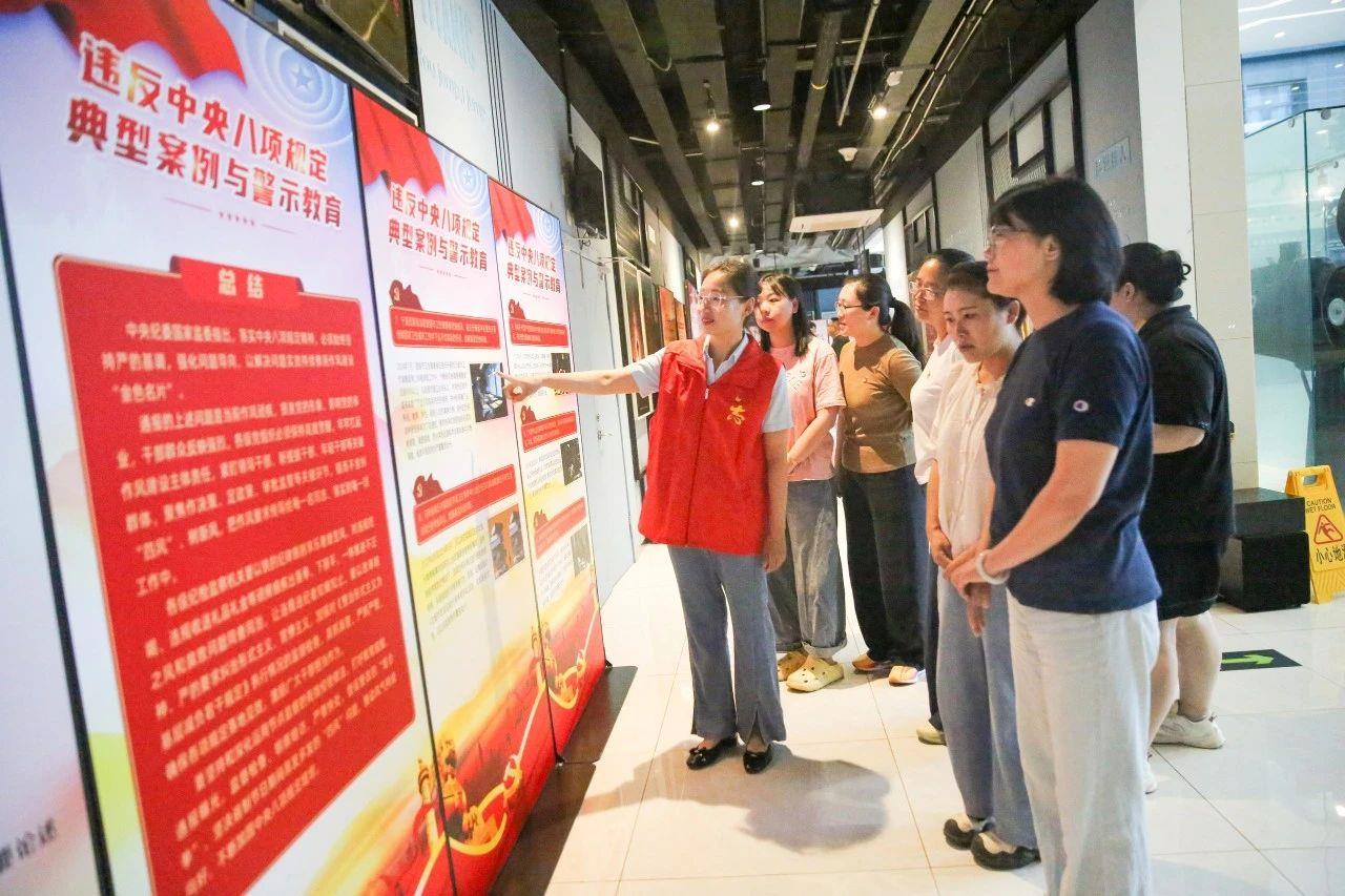   △青年黨員在江蘇如皋市華夏電影展示館內參觀深入貫徹中央八項規定精神學習教育專題展。
