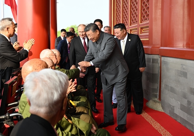 △2025年9月3日，纪念中国人民抗日战争暨世界反法西斯战争胜利80周年大会开始前，习近平总书记同抗战老战士老同志代表亲切握手，向他们表示崇高敬意。