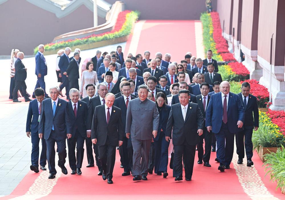 △2025年9月3日，纪念中国人民抗日战争暨世界反法西斯战争胜利80周年大会在北京隆重举行。这是大会开始前，中共中央总书记、国家主席、中央军委主席习近平同出席大会的外方代表团团长前往天安门城楼。