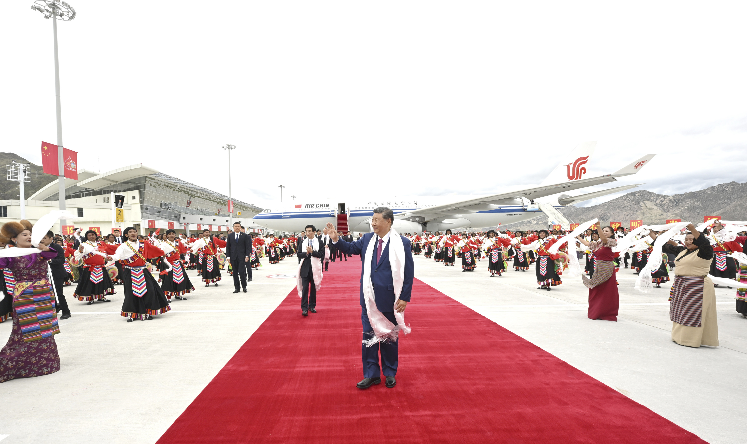 △8月20日中午，中共中央总书记、国家主席、中央军委主席习近平率中央代表团乘专机抵达拉萨，出席西藏自治区成立60周年庆祝活动。