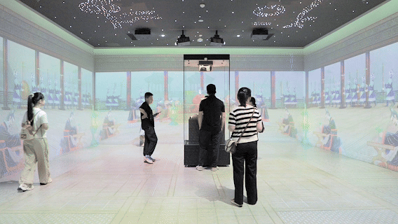 改造后的数字化何尊展厅吸引参观者沉浸式观看(央广网记者 侯凯奇 摄)