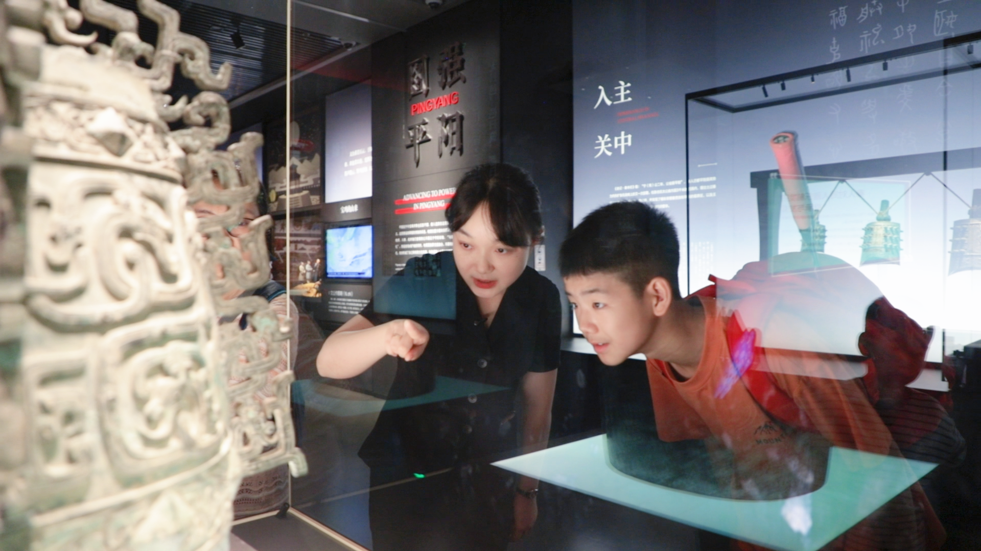 靳琬莹向青少年游客介绍青铜器知识(央广网记者 侯凯奇 摄)