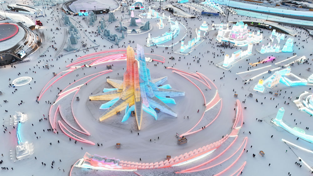 2025年2月25日,游客们在哈尔滨冰雪大世界游玩(无人机照片)。近年来,黑龙江省大力发展特色文化旅游,凭借冰雪资源优势火爆出圈,冰雪运动、冰雪文化、冰雪装备、冰雪旅游等“冰雪+”产业迎来发展高峰。冰雪文化和冰雪经济正成为高质量发展的新动能和对外开放的新纽带,“冷”资源释放了“热”活力。