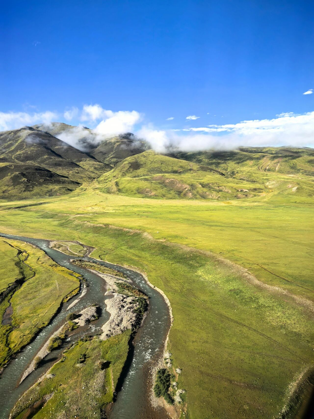 玉树市巴塘草原航拍图。人民日报记者 乔栋 摄