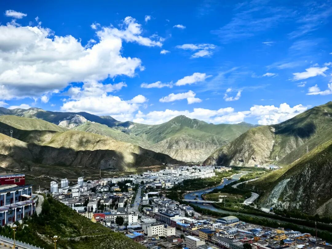 玉树市全景。人民日报记者 乔栋 摄