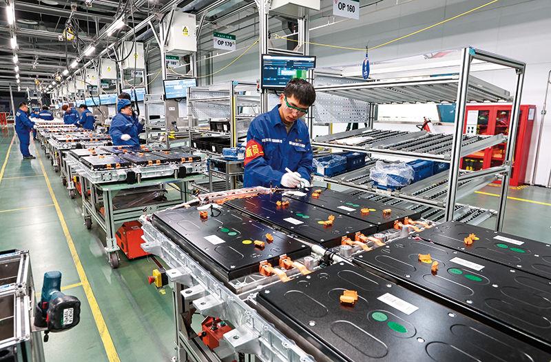 △工人在安装新能源汽车动力电池系统。