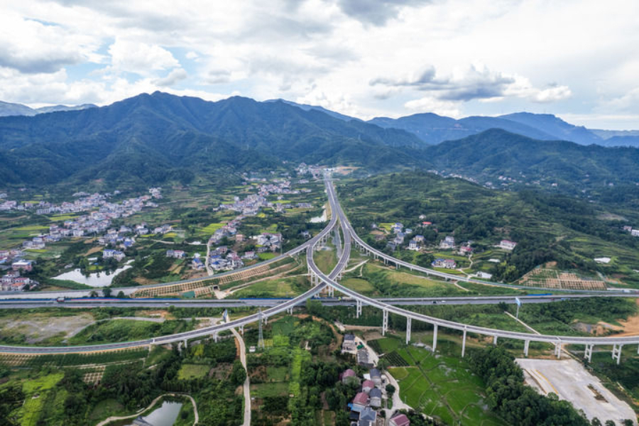 2025年8月19日拍摄的湖南炉慈高速慈利西互通枢纽（无人机照片）。炉慈高速是G59呼和浩特至北海高速公路的一部分，位于常德市石门县及张家界市慈利县境内。这条高速将长江三峡、壶瓶山、张家界等黄金旅游景点串珠成链，构建起湘鄂两省“两小时旅游圈”。新华社记者 陈思汗 摄