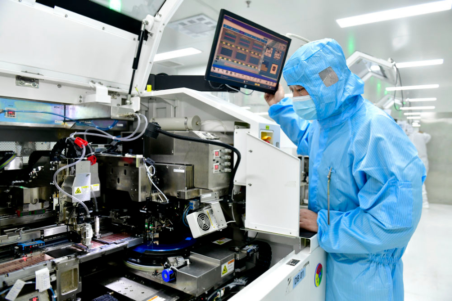 2025年2月13日，在山东一家电子有限公司，工作人员在生产线值守。新华社记者 郭绪雷 摄