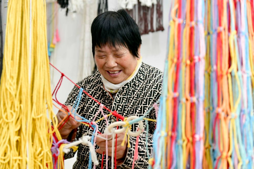 2024年12月13日，在山东省惠民县姜楼镇一处巾帼共富工坊，工作人员在编织绳网。新华社记者 郭绪雷 摄