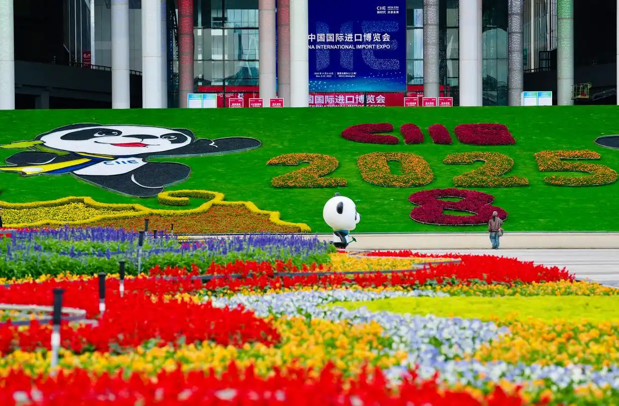 近日,“四叶草”国家会展中心(上海)焕然一新,迎接将于11月初开幕的第八届中国国际进口博览会。本届进博会企业展面积超36.7万平方米,有138个国家和地区的4108家企业参展。