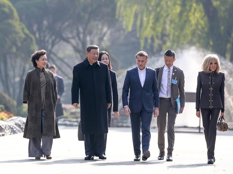 △12月5日，习近平主席在四川成都市都江堰同法国总统马克龙进行友好交流。两国元首夫妇沿堰功道边走边谈。