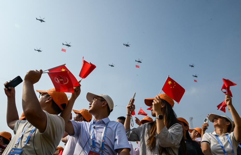 9月3日，紀念中國人民抗日戰爭暨世界反法西斯戰爭勝利80周年大會在北京隆重舉行。這是觀眾拍攝空中護旗梯隊通過天安門廣場。新華社記者 李安 攝