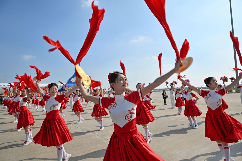 2025年8月31日,工作人员在天津滨海国际机场迎接参加上海合作组织天津峰会的嘉宾。新华社记者 孙凡越 摄