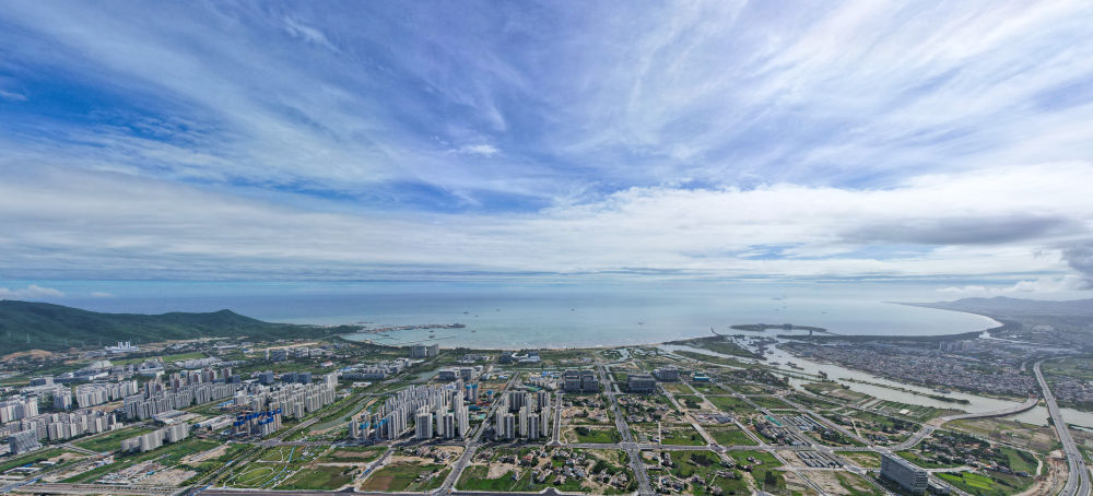 这是2025年7月28日拍摄的三亚崖州湾科技城（无人机照片）。新华社记者 杨冠宇 摄