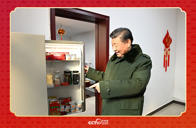 2024年春節前夕，習近平總書記在天津第六埠村考察時，走進村民杜洪剛家看望。