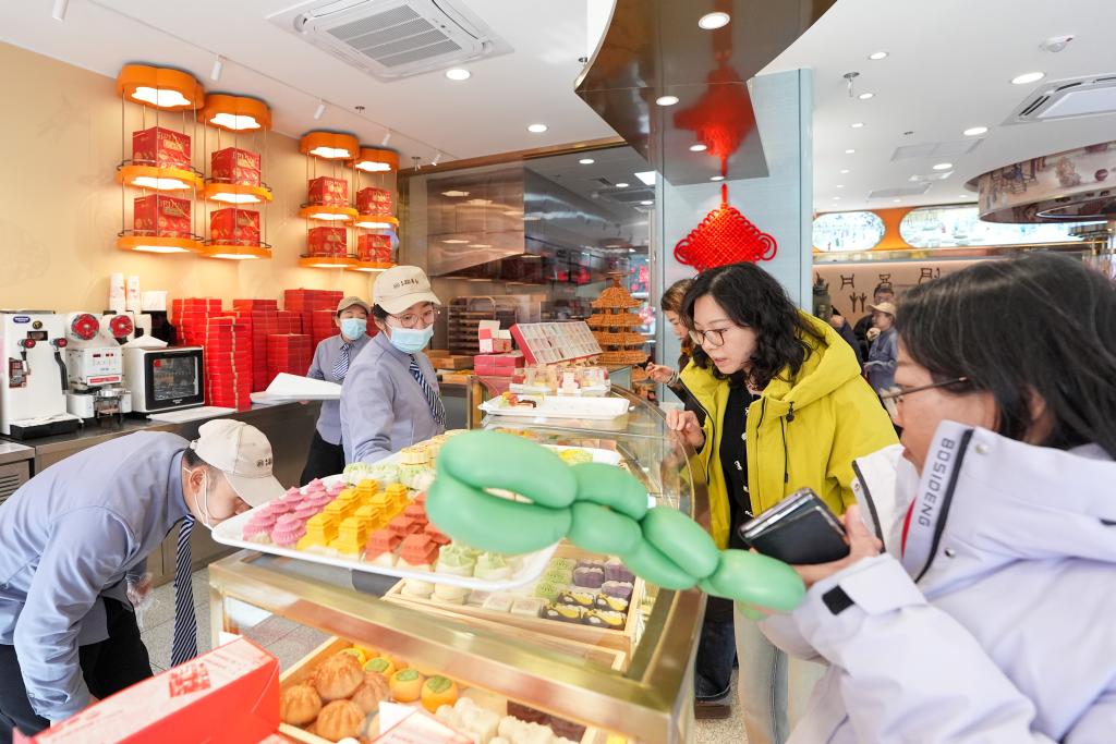 2月10日,在北京市東城區的稻香村零號店,不少顧客在選購年貨。新華社記者 鞠煥宗 攝