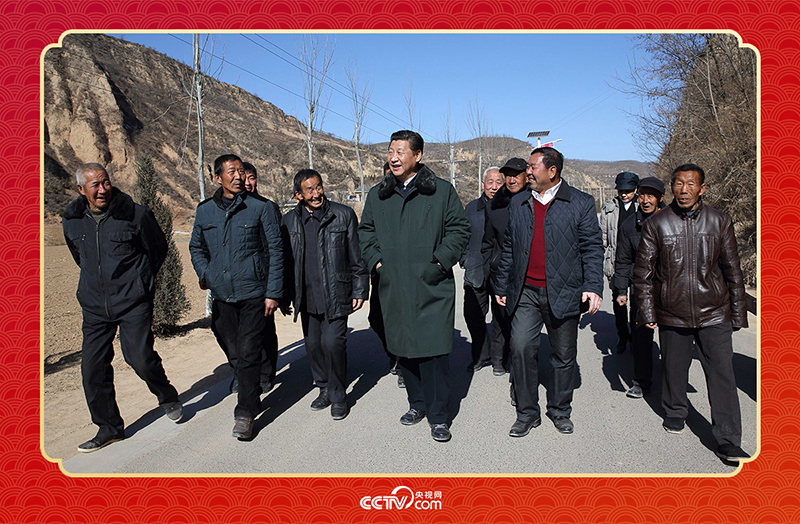 2015年春節前夕，習近平總書記回到陝西延安梁家河村看望鄉親。