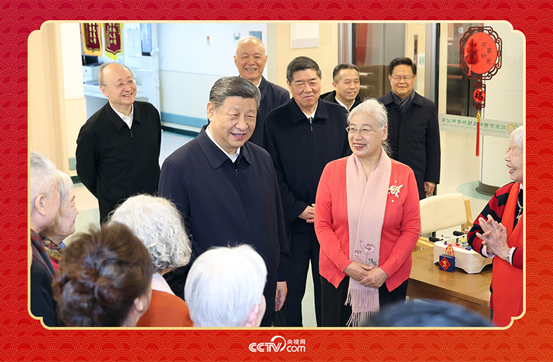 2026年2月10日，習近平總書記在北京西城區“吾老·新街”養老服務街區銀齡老年公寓考察時，同老人們親切交流。