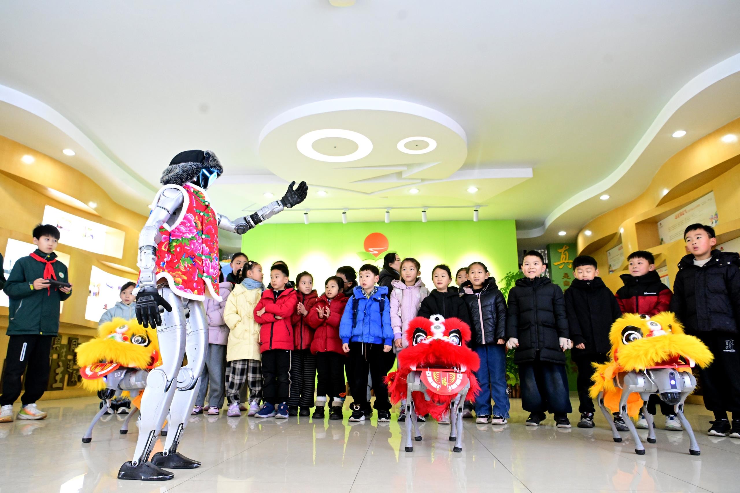 2026年2月6日,江蘇太倉科教館工作人員攜帶機器人、機器狗走進當地小學為學生表演。