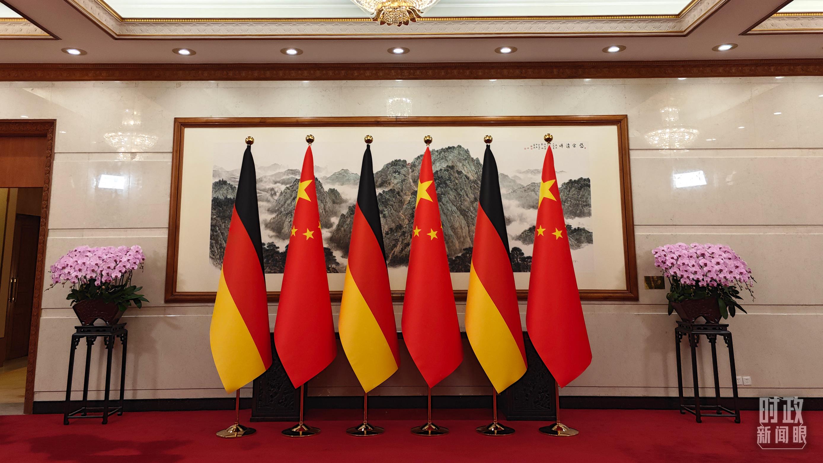 �����ǰ���е��쵼�˺�Ӱ���ڷŵ��������졣����̨���߲̾��T���㣩