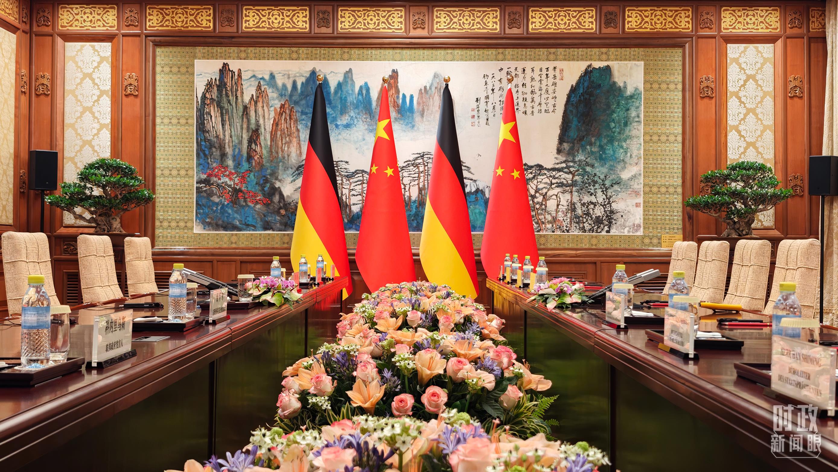 ��2��25�����磬�е��쵼�˵Ļ�����ڰڷ����ʻ����������ġ�����̨���Ӽ����ň����㣩