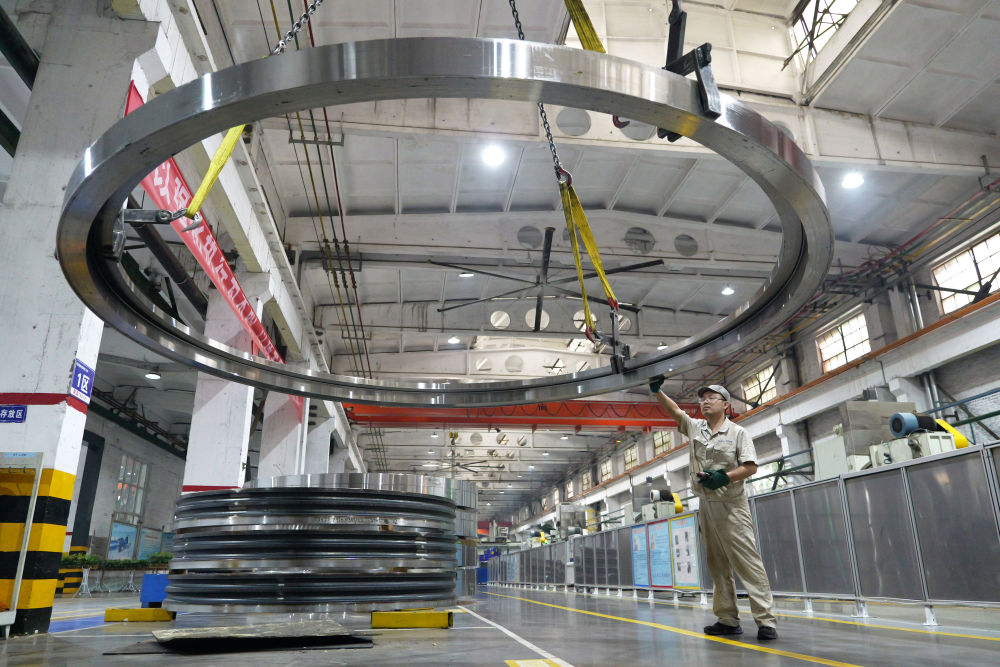 2025年5月22日，工人在洛陽軸承集團股份有限公司風電三車間生產線上作業。新華社記者 李嘉南 攝