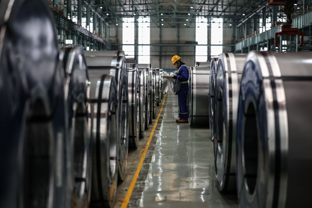2025年12月6日，工作人員在本鋼板材冷軋總廠第三冷軋廠成品庫核對清點產品。新華社記者 潘昱龍 攝