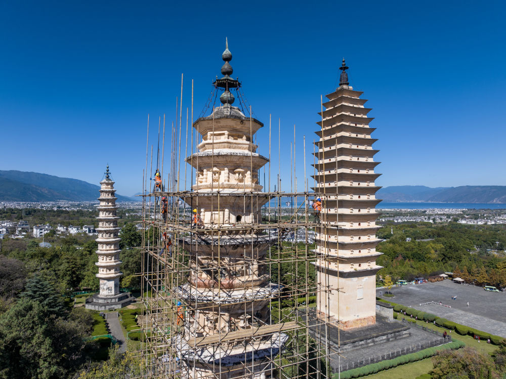 這是雲南大理崇聖寺三塔避雷裝置安裝工程現場（無人機照片，2025年11月10日攝）。崇聖寺三塔是我國首批全國重點文物保護單位。為加強文物保護，經國家文物局批准，大理崇聖寺三塔於2025年11月初啟動避雷裝置安裝工程。
